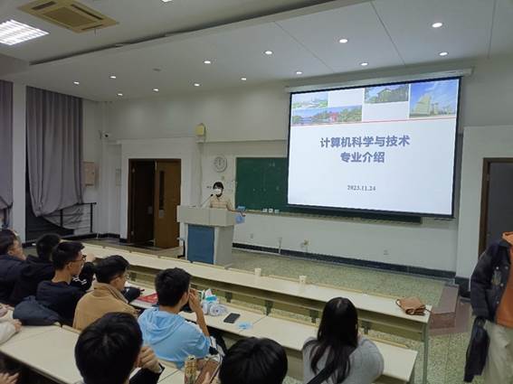 大厅里一群人在房间里 描述已自动生成
